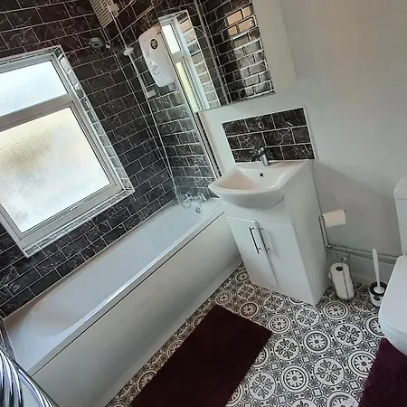 Contractors-City Centre-Parking-Sleeps 9 -Smart Tv, 2 Bathrooms! Coventry Exterior photo