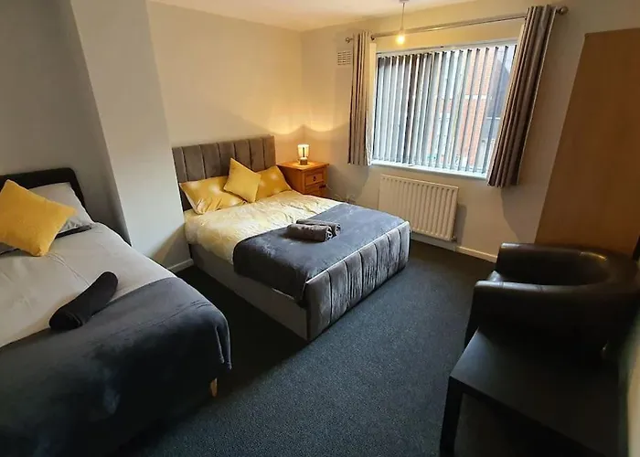 Contractors-City Centre-Parking-Sleeps 9 -Smart Tv, 2 Bathrooms!