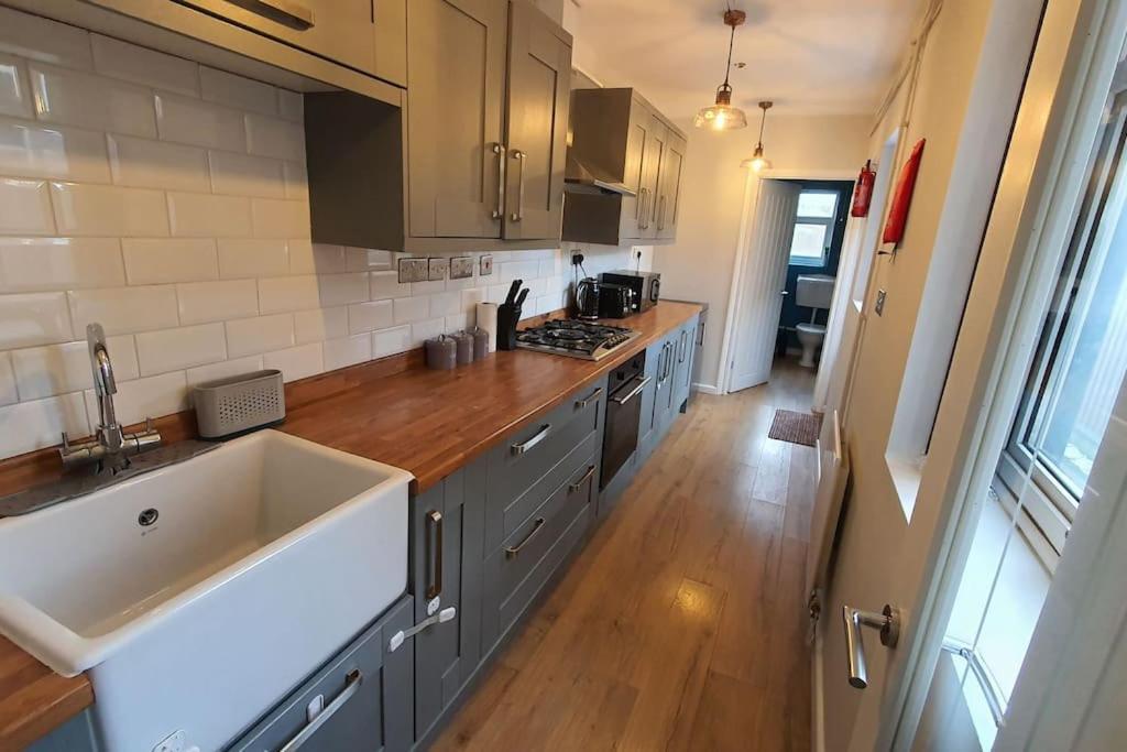 Contractors-city Centre-parking-sleeps 9 -smart Tv, 2 Bathrooms! Holiday home