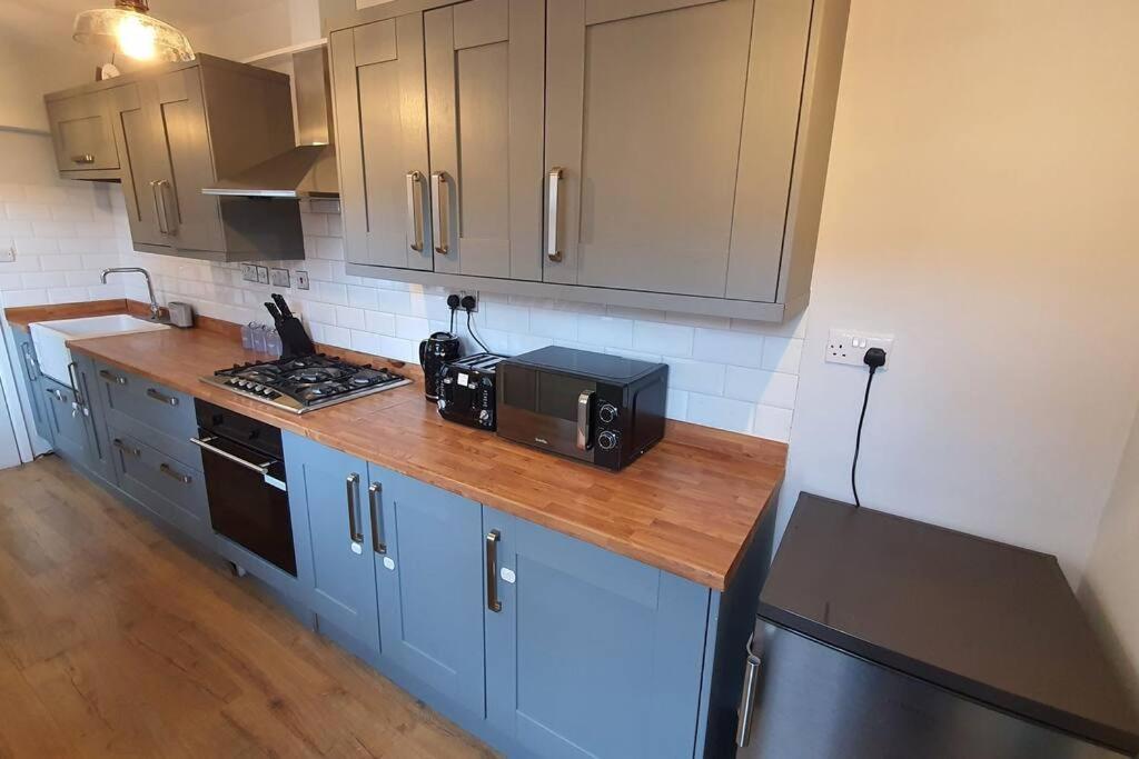 Holiday home Contractors-city Centre-parking-sleeps 9 -smart Tv, 2 Bathrooms! Coventry