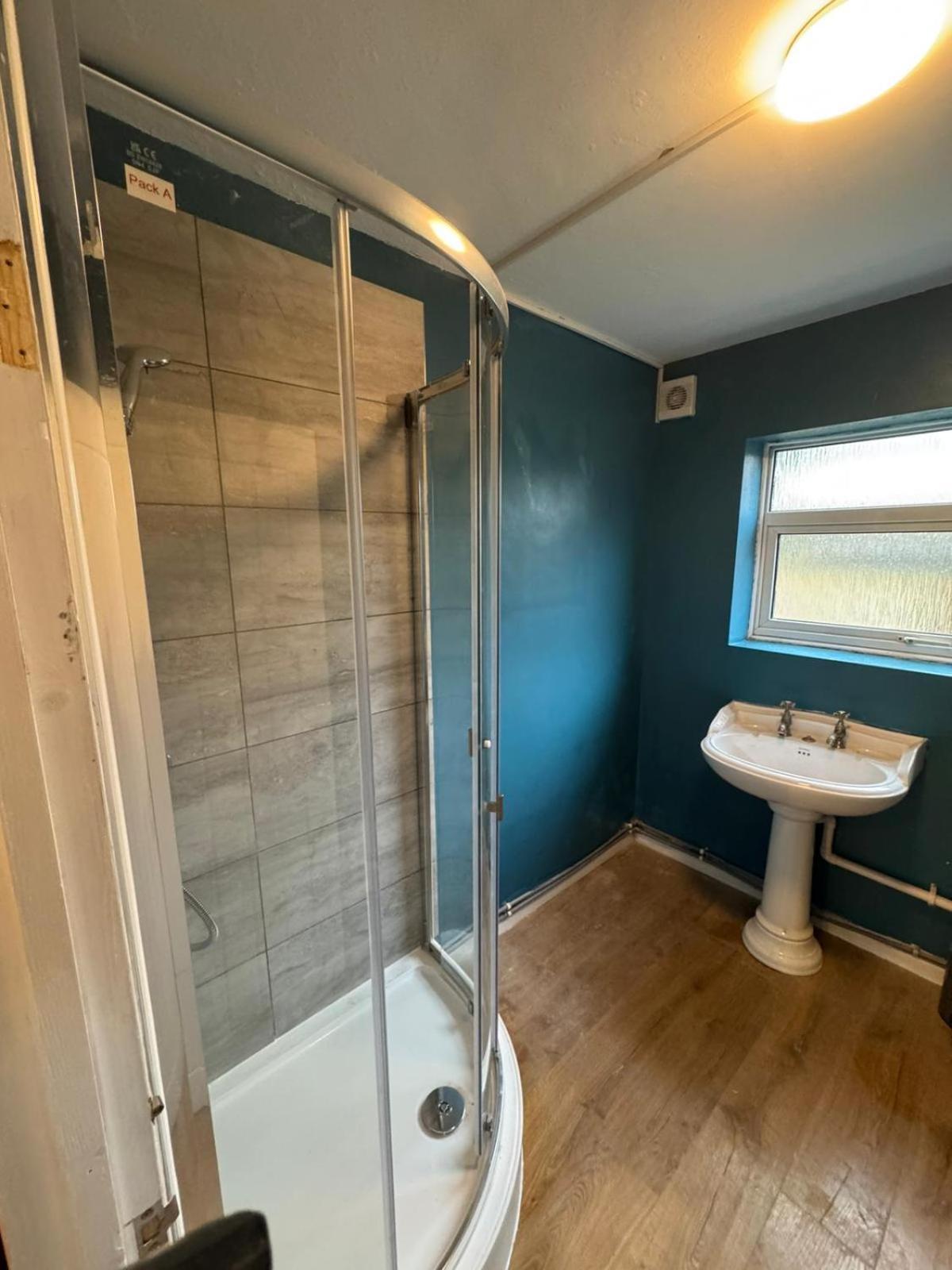 Holiday home Contractors-city Centre-parking-sleeps 9 -smart Tv, 2 Bathrooms! *