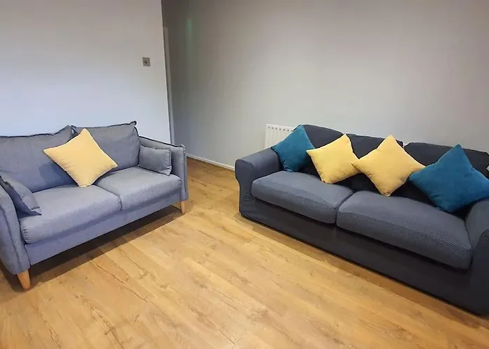 Contractors-City Centre-Parking-Sleeps 9 -Smart Tv, 2 Bathrooms!
